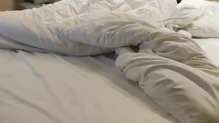 拖鞋家居日韩AV-白皙皮肤呆萌小姐姐！情趣耳朵抓屌吸吮！头套男怼着骚穴猛操，骑乘姿势打桩机，无套内射。